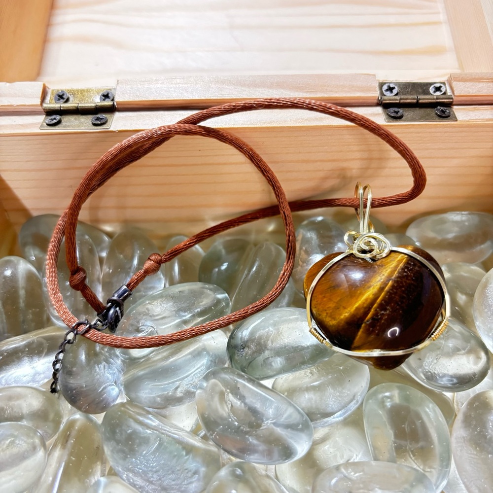 Stunning Tiger’s Eye heart shaped pendant necklace, gold tone, wire wrapped